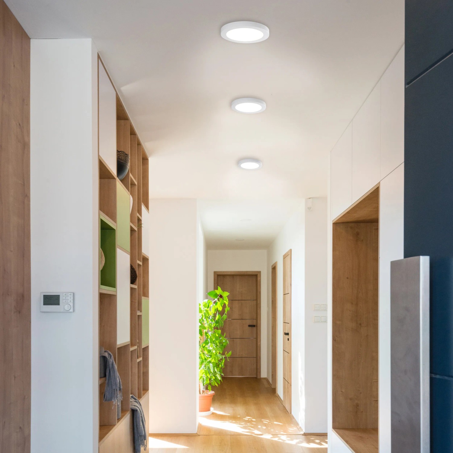 Weiße Näve LED-Deckenleuchte Bonus, 17 cm Durchmesser, im Flur montiert.