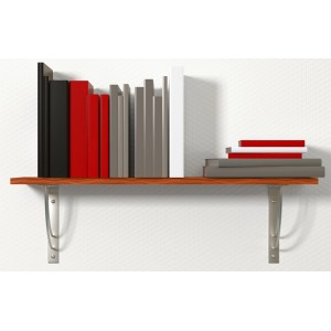 Bücherregal mit schwarzen, roten, grauen und weißen Büchern an einer weißen Wand.