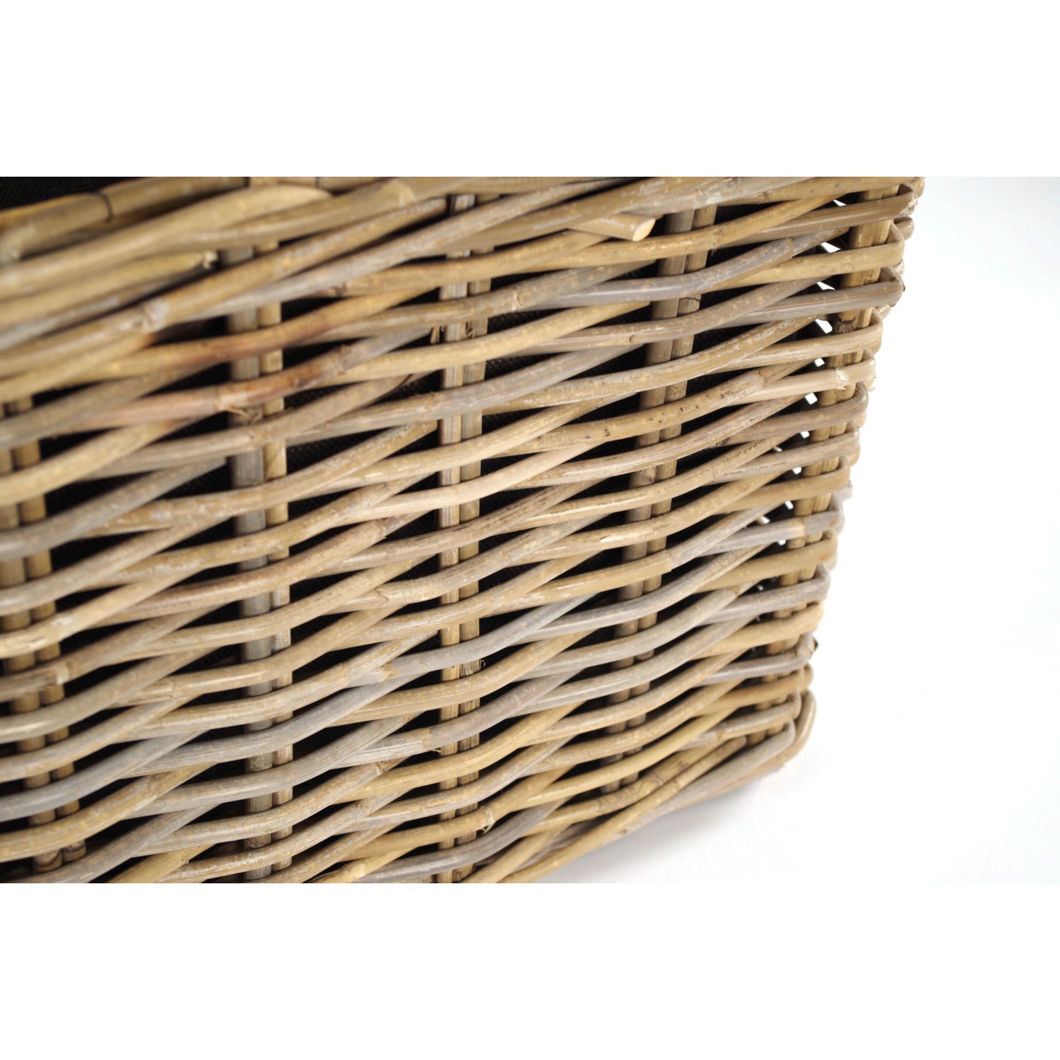 Detailansicht: Rechteckiger Kobolo Holzkorb aus Rattan, Kubu grey, mit dunklem Stoffeinsatz.