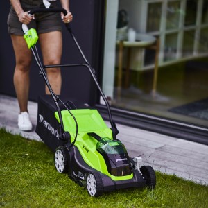 Greenworks Akku-Rasenmäher G40LM35K2 Set in Grün und Schwarz beim Rasenmähen.