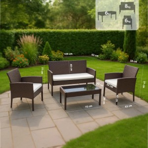 Braune Polyrattan Gartensitzgruppe Ramunda: 2 Sessel, Sofa, Glastisch, weiße Kissen auf Terrasse.