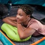Frau ruht auf grünem Bestway Wanderlite Luftkissen im Zelt. Camping & Zubehör.