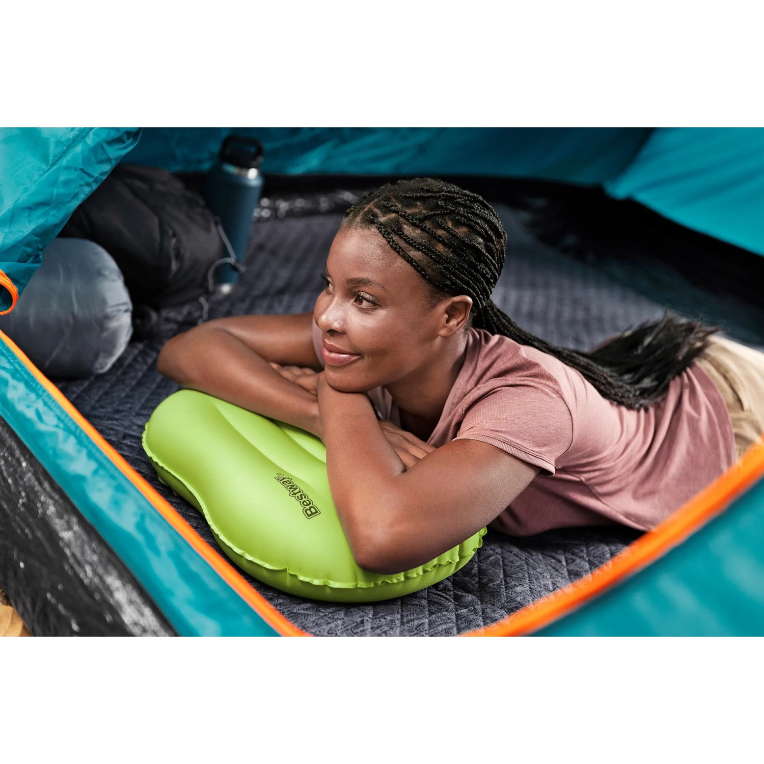 Frau ruht auf grünem Bestway Wanderlite Luftkissen im Zelt. Camping & Zubehör.