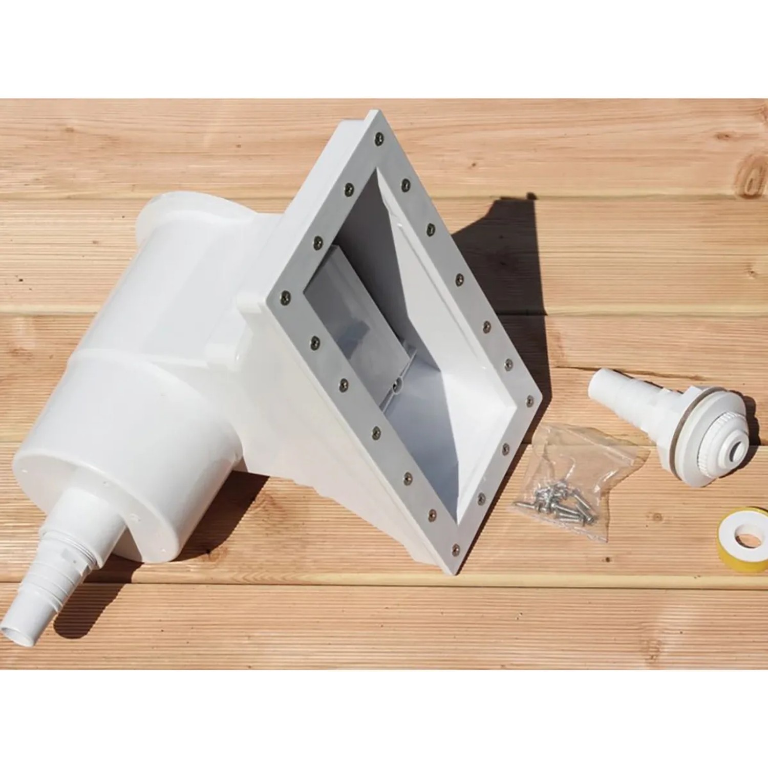 Skimmer für Karibu Pool Set B, weiße Kunststoffteile und Zubehör auf Holzterrasse.