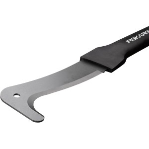 Detailaufnahme: Fiskars Machete XA23 WoodXpert, Gartenscheren-Werkzeug mit gebogener Klinge.