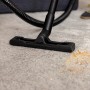 Detailaufnahme: Kärcher Waschsauger SE 4 Plus Düse beim Reinigen eines Teppichs.