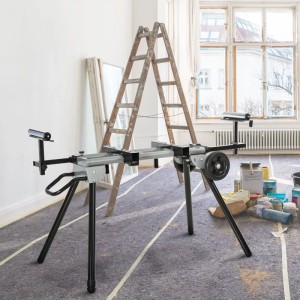 DURHAND Arbeitstisch für Kapp- und Gehrungssägen, schwarz-silber, ausgeklappt in Renovierungsraum. Robuster, verstellbarer Arbeitsbock, klappbar.
