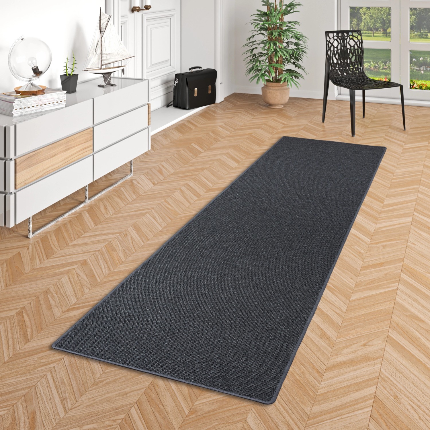 Anthrazitfarbener Snapstyle Teppichläufer Bentzon (80x400cm) auf Holzboden.