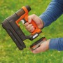 Black+Decker Akku-Tacker/Nagler BDCT12N (12 V) mit eingesetztem Akku in der Hand.