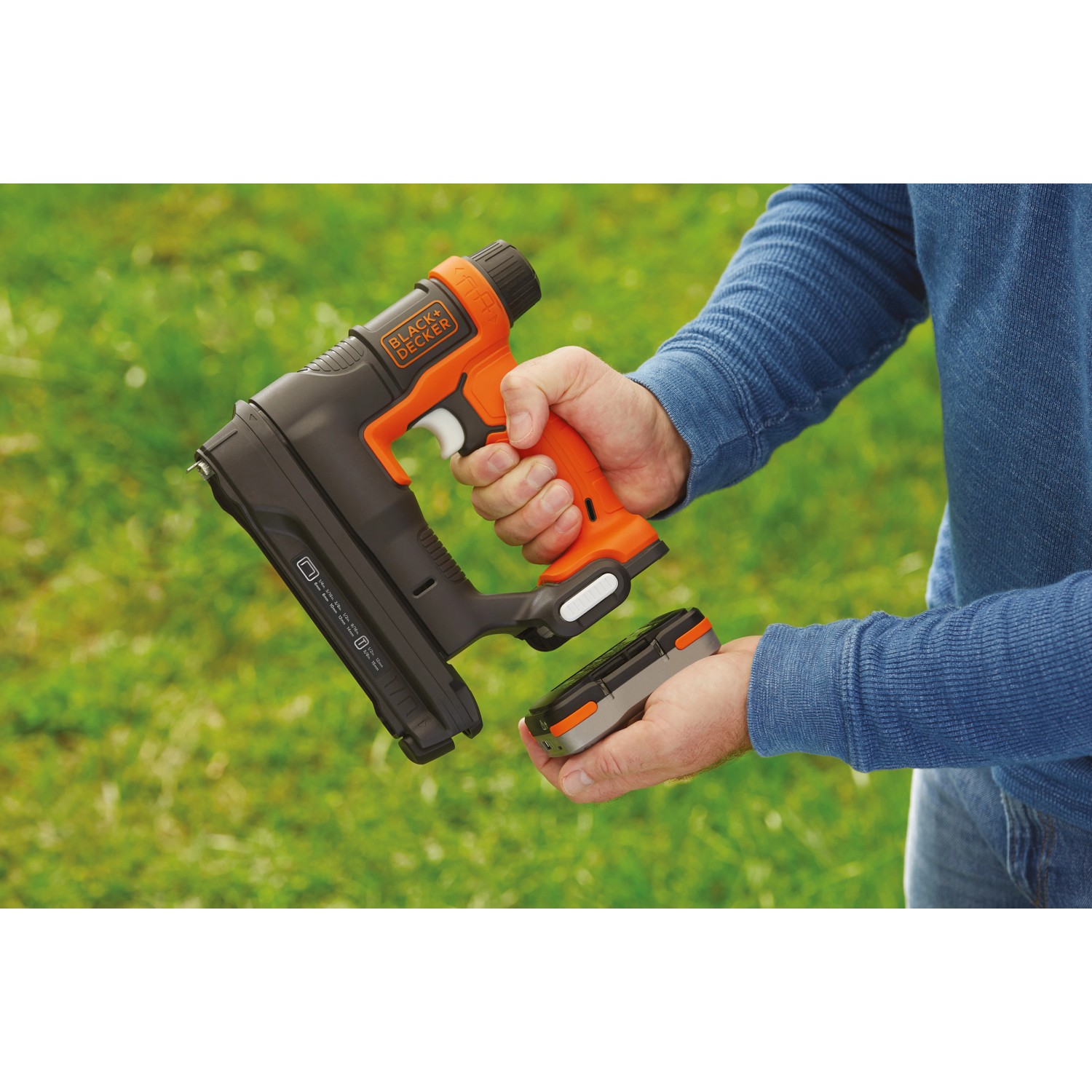 Black+Decker Akku-Tacker/Nagler BDCT12N (12 V) mit eingesetztem Akku in der Hand.