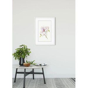 Wandbild Magnolia Shine 50x70 cm mit Magnolienblüte im weißen Rahmen.