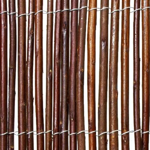 Detailaufnahme einer KARAT Weidenzaun Weidenmatte (150x500 cm) als Sichtschutz für Balkon und Garten.