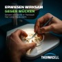 Mückenabwehr Test: Pinzette mit Mücken unter Mikroskop. Thermacell Mückenschutz.