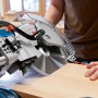 Bosch Professional GCM 305-254 Kapp- und Gehrungssäge beim Sägen von Holz.