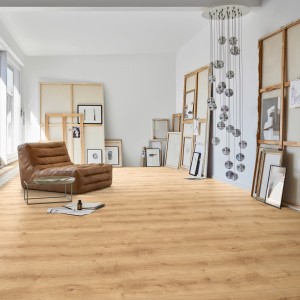 Wohnraum mit Parador Designboden Modular One Eiche Natur in Holzoptik.