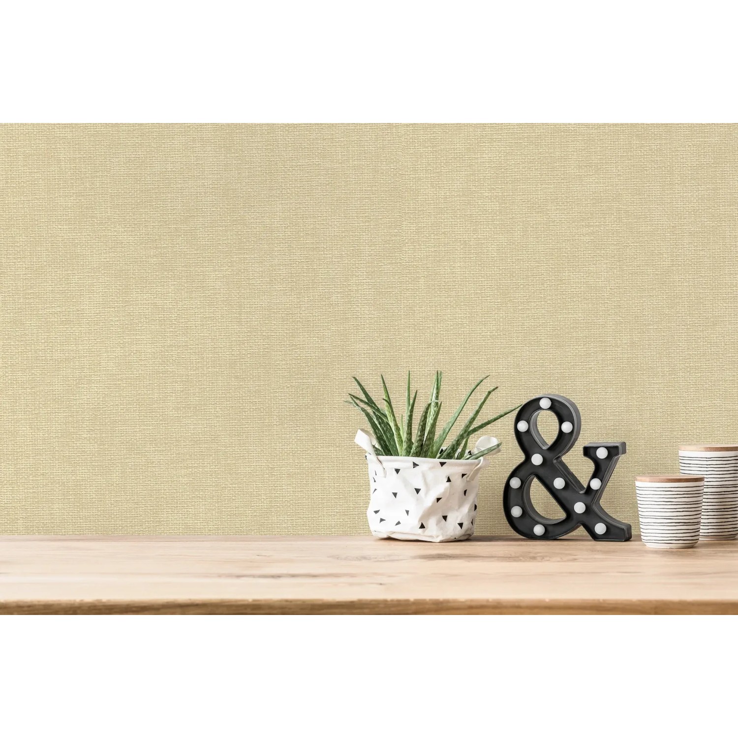Beige-gelbe Vliestapete mit matter Struktur. Dekorative Tapete für ein gemütliches Zuhause.