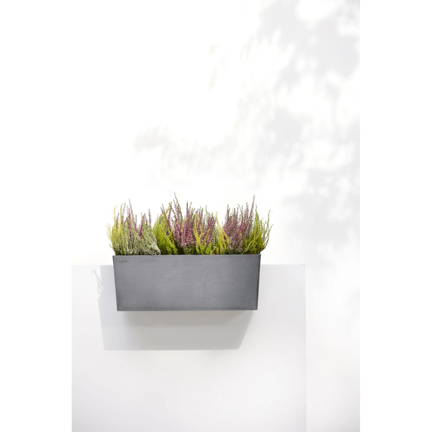 Grauer Ecopots Hängetopf Bruges mit Bepflanzung, 55x20x21 cm, für Balkon und Garten.