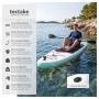 Mann paddelt sitzend auf aufblasbarem Tectake SUP Board in Hellblau/Weiß mit Kamerahalterung im klaren Wasser. Wassersport.