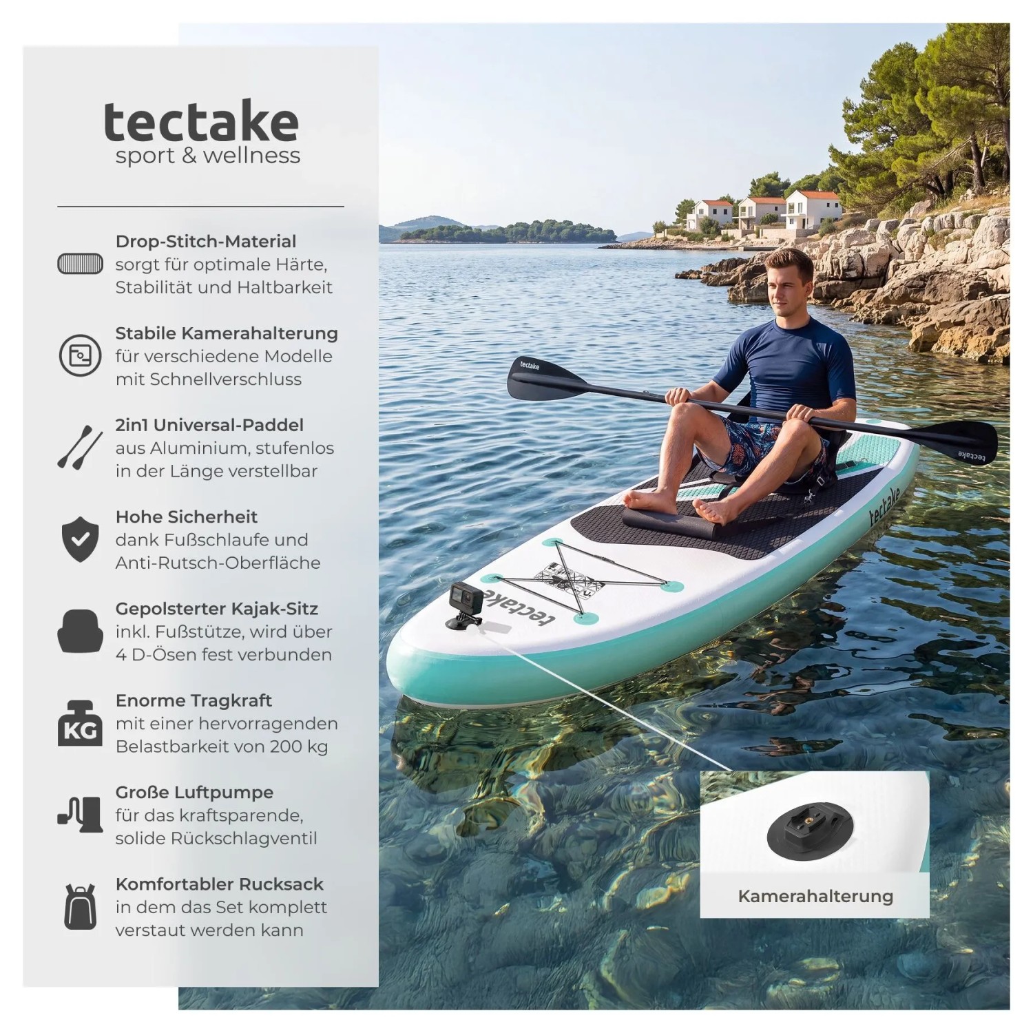 Mann paddelt sitzend auf aufblasbarem Tectake SUP Board in Hellblau/Weiß mit Kamerahalterung im klaren Wasser. Wassersport.
