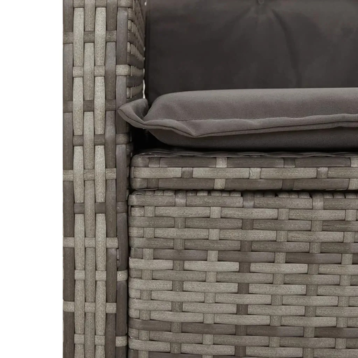 Detailaufnahme: Graue Garten-Essgruppe aus Poly Rattan mit Kissen.