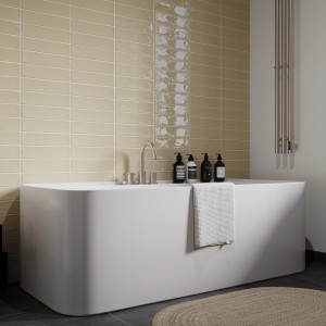 Beige, glänzende Eurostone Wandfliese Loft (7,5x30cm) im Badezimmer.