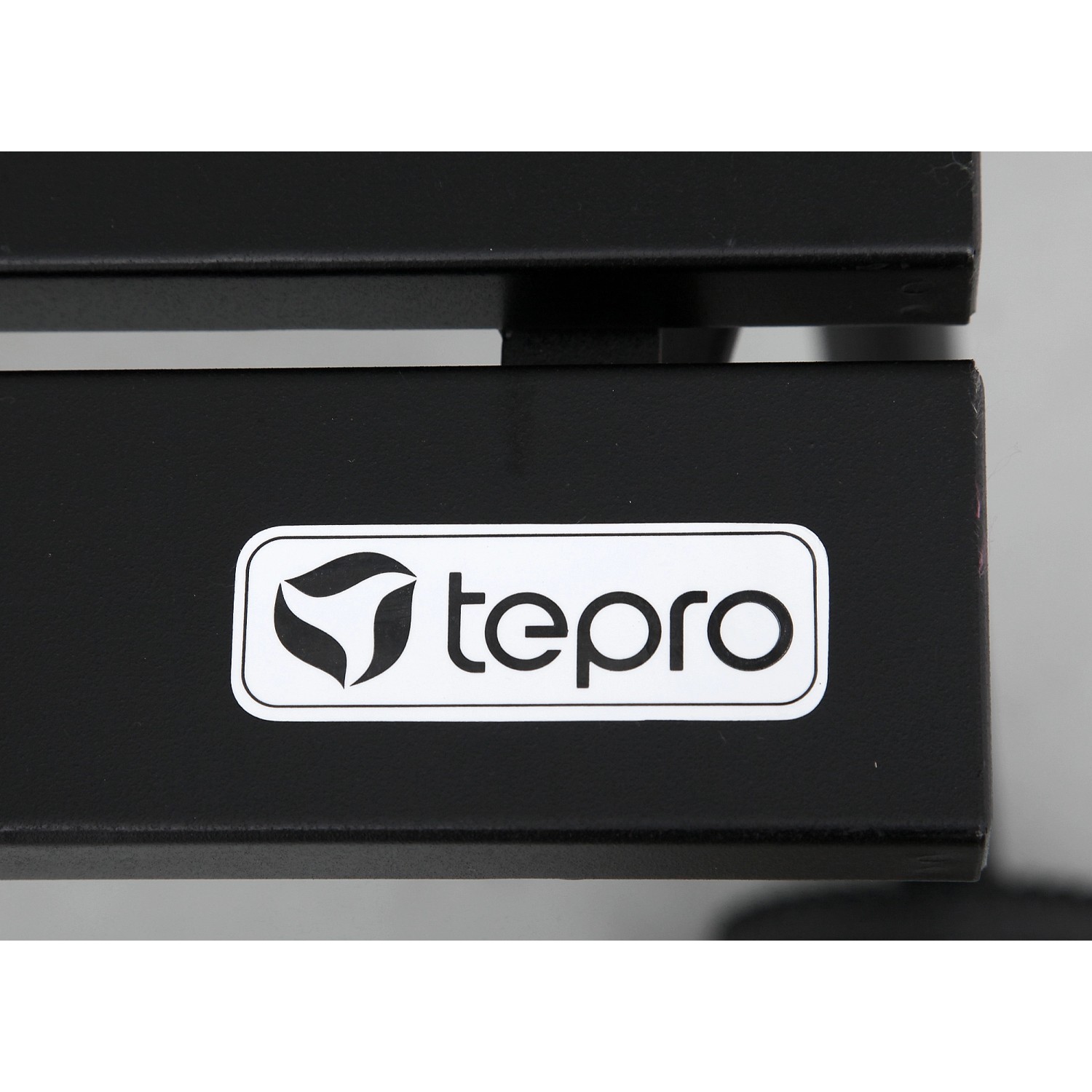 Detailaufnahme des tepro Smoker Wichita Holzkohlegrills mit Logo.