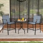 Zwei hohe blaue Gartenstühle mit schwarzem Metallrahmen, Armlehnen und schnelltrocknendem Stoff auf Terrasse.
