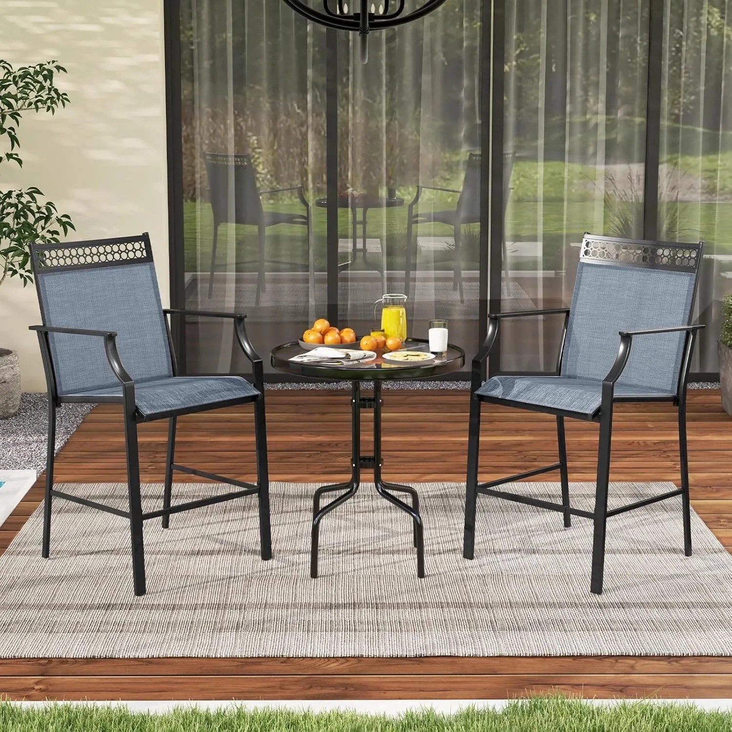 Zwei hohe blaue Gartenstühle mit schwarzem Metallrahmen, Armlehnen und schnelltrocknendem Stoff auf Terrasse.