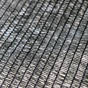 Detailaufnahme des Aquagart Maulwurfnetzes, einer robusten Maulwurfsperre aus engmaschigem, dunkelgrünem HDPE-Gewebe.