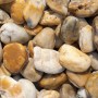 Nahaufnahme: Bunte Flusskiesel-Füllung für Scherf Gabione, ideal für Einfassungen und Mauersysteme.