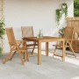 Drei klappbare Gartenstühle aus Akazien-Massivholz mit passendem Tisch auf einer hellen Terrasse.