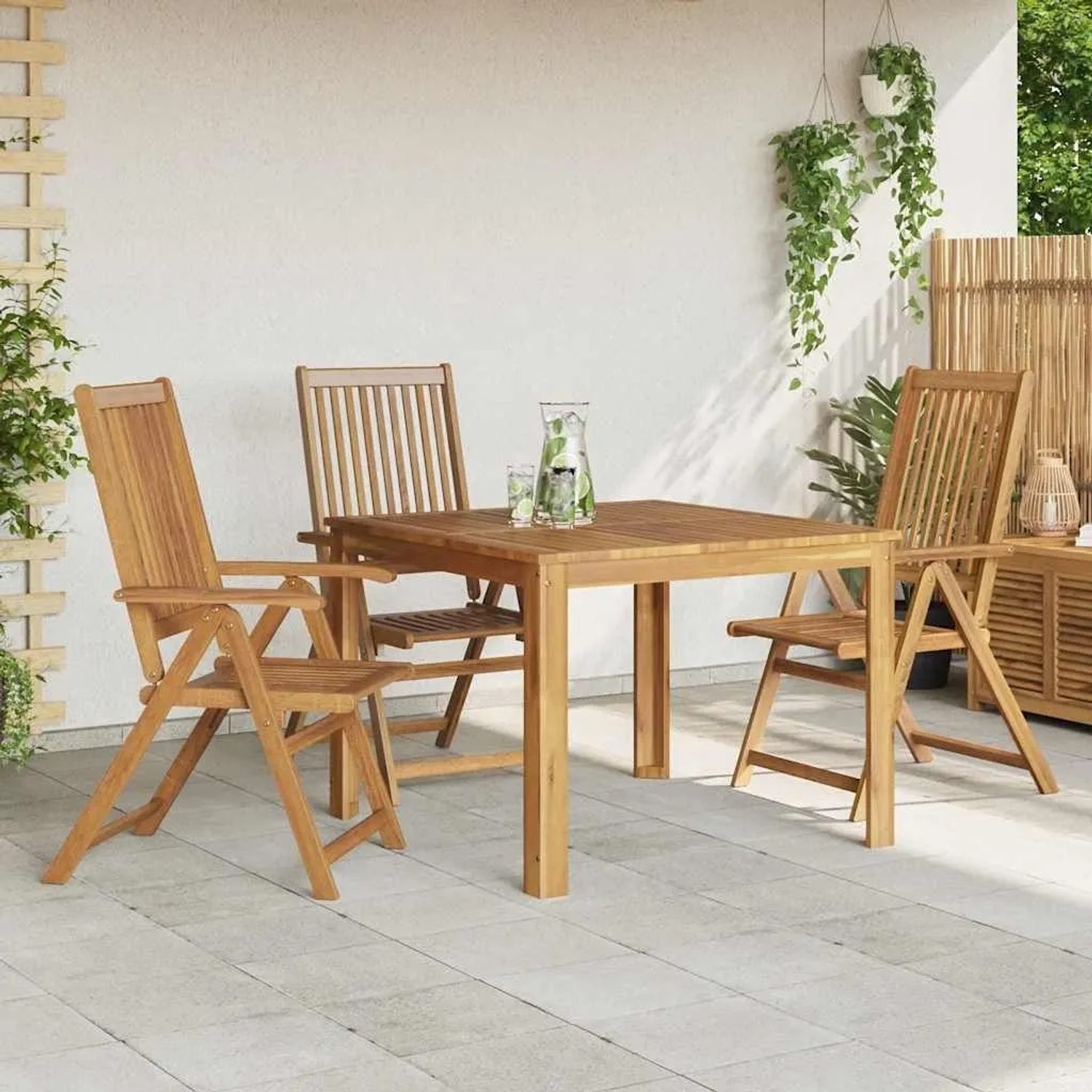 Drei klappbare Gartenstühle aus Akazien-Massivholz mit passendem Tisch auf einer hellen Terrasse.
