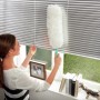 Frau reinigt Jalousie mit Leifheit Staubwedel Duster XL. Reinigungsgerät mit Mikrofasern und Click-System.