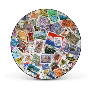 Runde, schwarze Magnettafel (47cm) mit Briefmarken-Motiv als Wanddekoration.