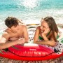 Bestway Badeinsel Fruits of Paradise (Ø 188 cm) mit zwei Personen am Strand.
