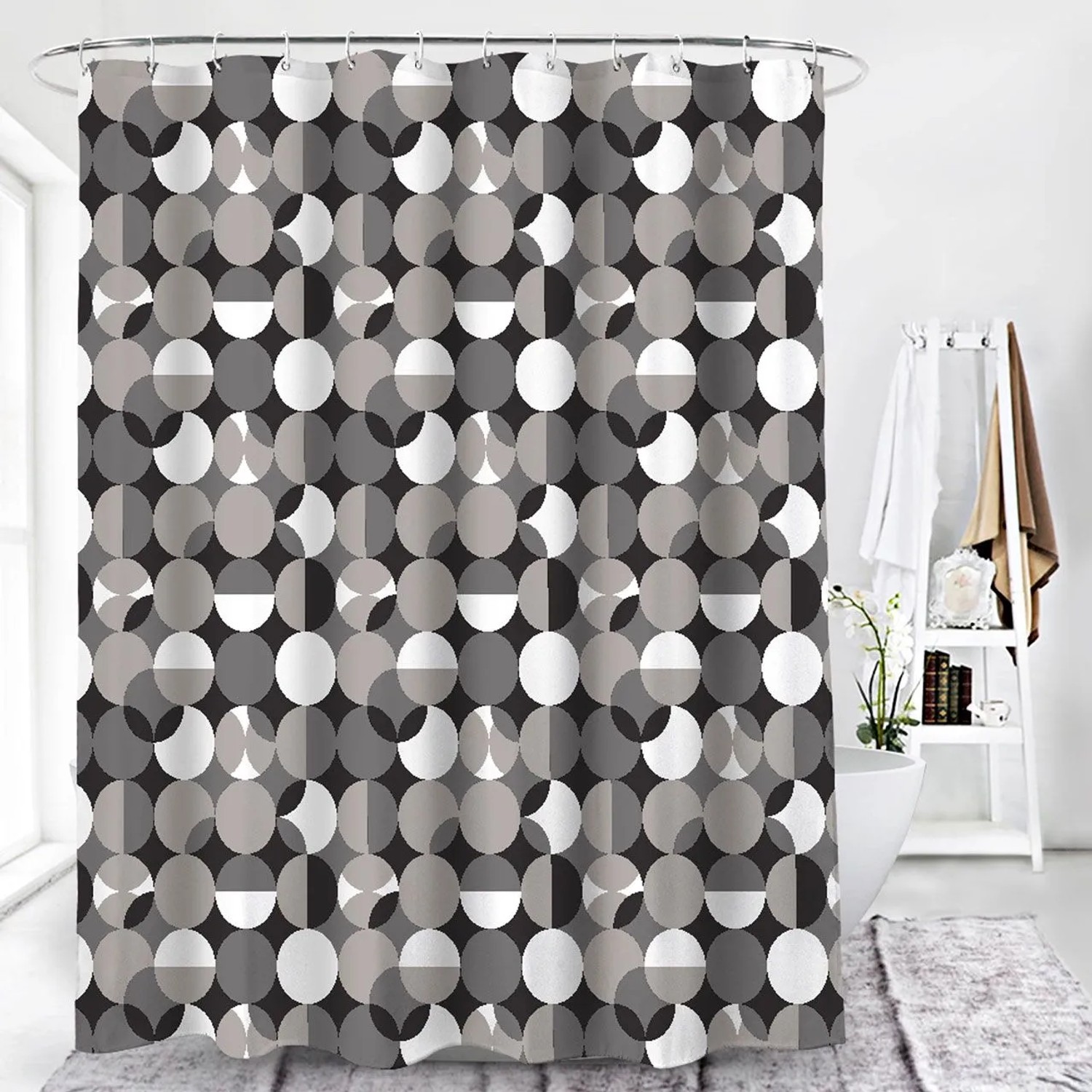 Euroshowers Duschvorhang mit Kreis-Muster in Grau- und Weißtönen, inklusive Ringen und Ösen.