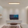 Rechteckige LED Deckenleuchte Doro (80 cm) in Eichenoptik und Aluminium, montiert in modernem Wohnzimmer.