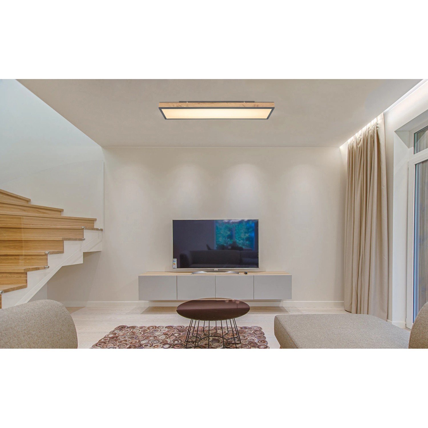 Rechteckige LED Deckenleuchte Doro (80 cm) in Eichenoptik und Aluminium, montiert in modernem Wohnzimmer.