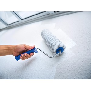 LUX Dispersionswalze 25cm in Nutzung: Farbwalze mit blauem Griff streicht weiße Wand.