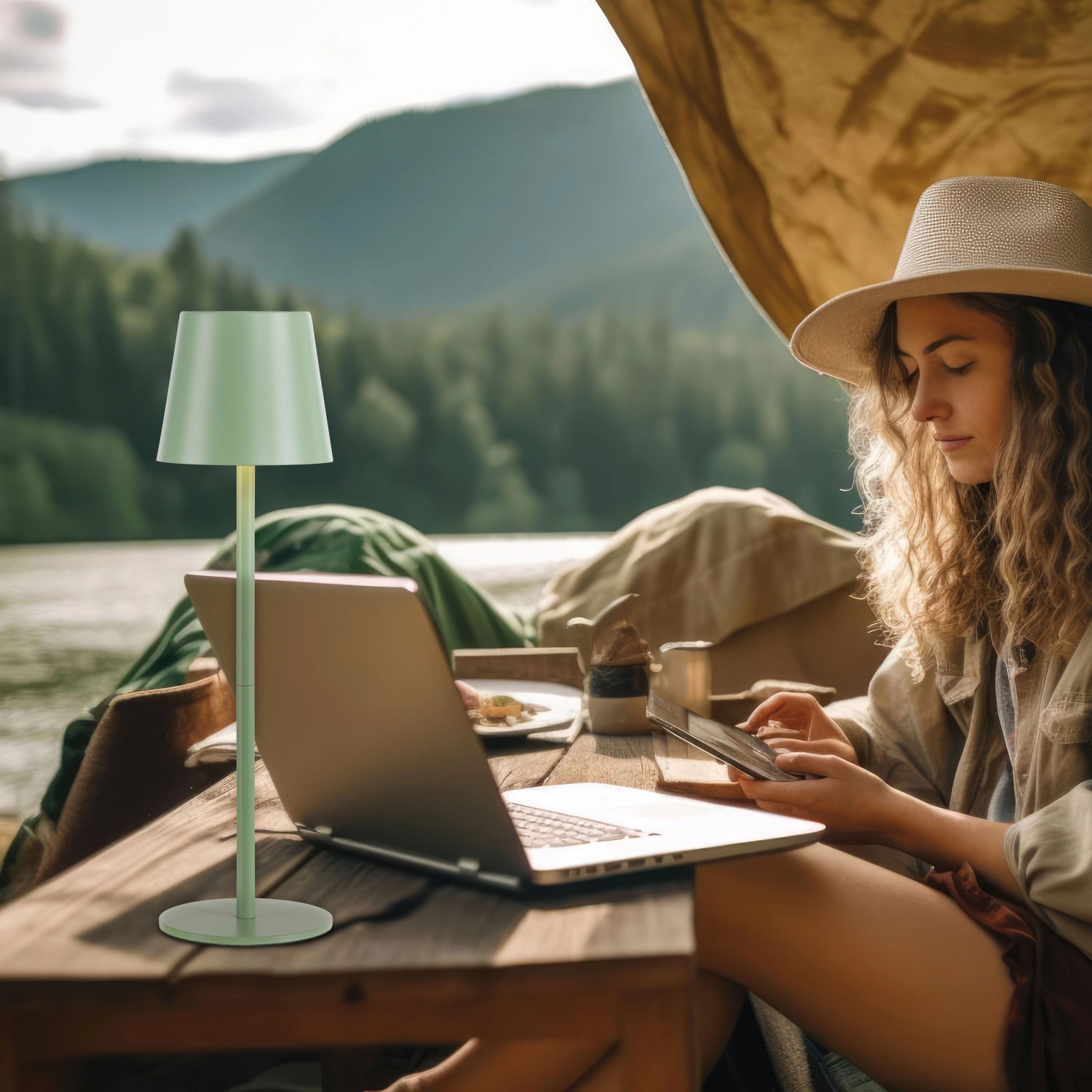Grüne LED-Akku-Tischleuchte Euria von Just Light, 37 cm, auf einem Tisch im Freien.