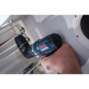Bosch Professional Akku-Bohrschrauber GSR 12V-15 FC mit Winkelaufsatz im Einsatz.