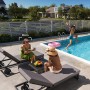 Eufy HomeBase S380 mit Familie am Pool, Überwachungssystem für Sicherheit und entspannte Momente.