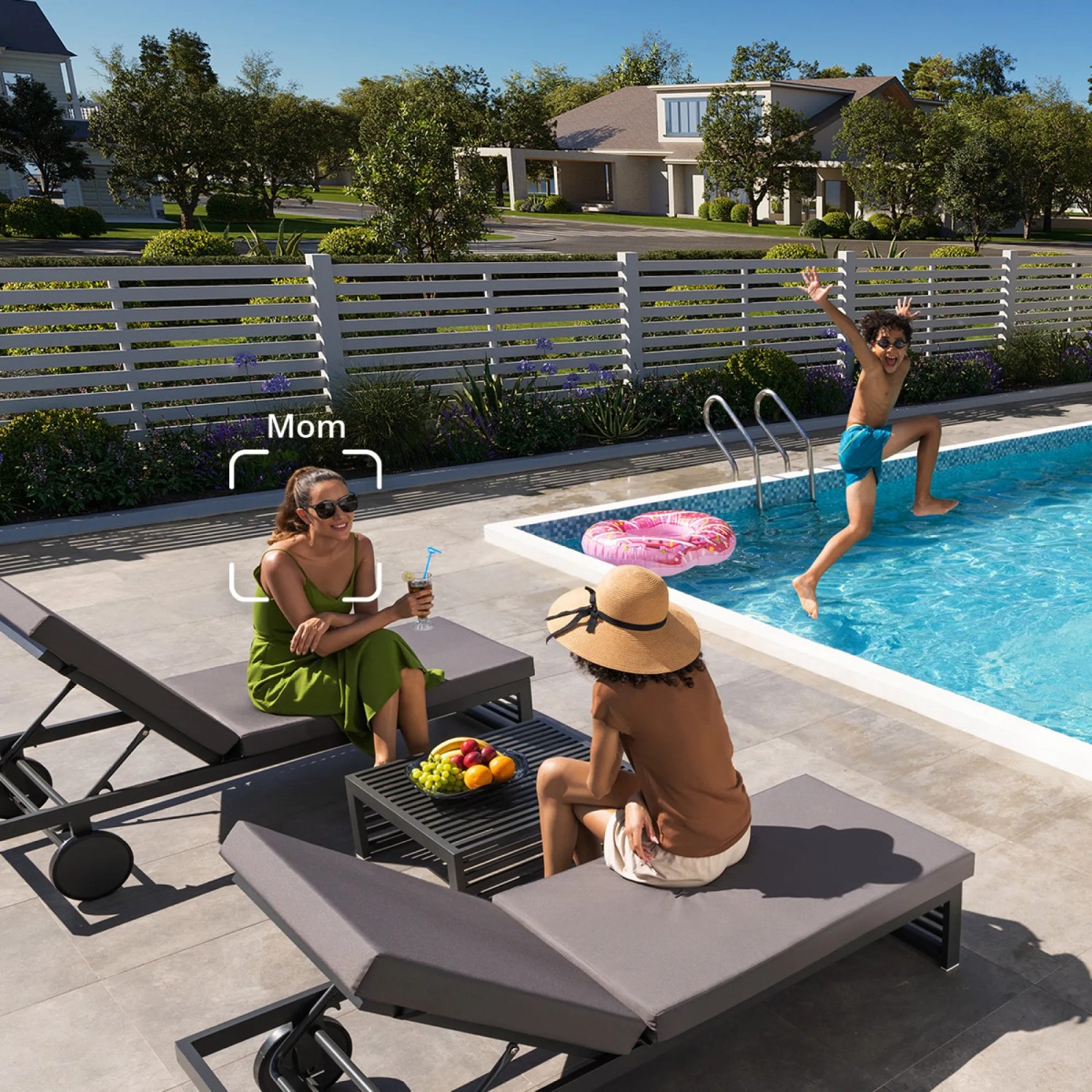 Eufy HomeBase S380 mit Familie am Pool, Überwachungssystem für Sicherheit und entspannte Momente.