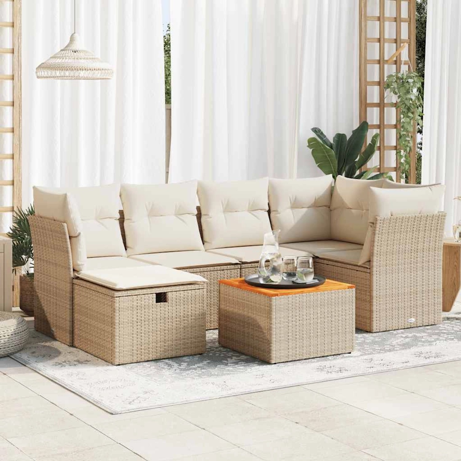 Beige 7-tlg. Garten-Sofagarnitur aus Polyrattan mit Kissen und Tisch für Terrasse oder Garten.