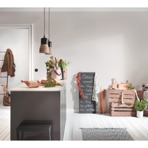 Beige-cremefarbene Uni-Vliestapete von Michalsky Living in einer modernen Küche.