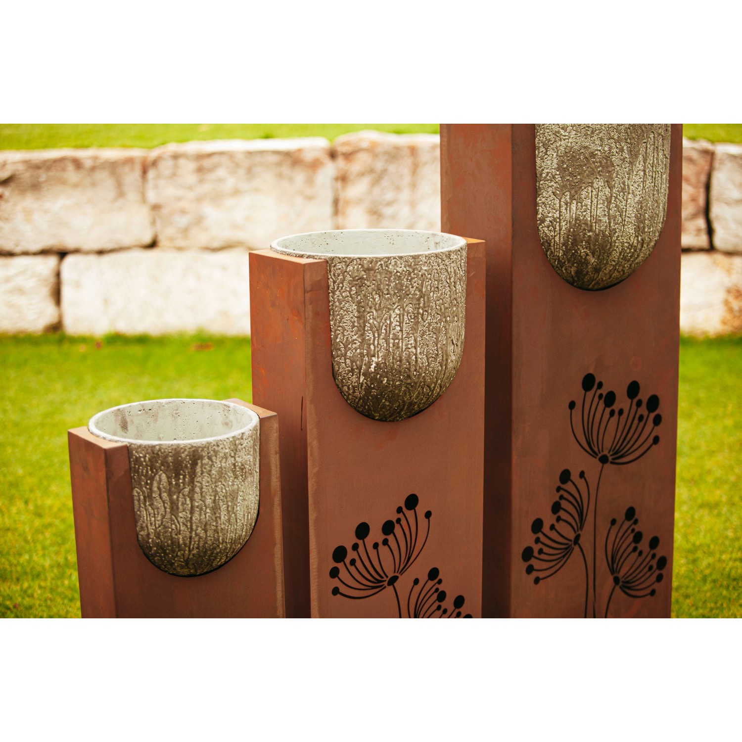 Ferrum Art Design Säulen-Set Stone, 3 Säulen in Rostoptik mit bepflanzbaren Kalkbetontöpfen. Gartendekoration.