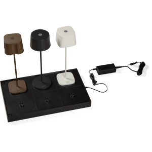 Konstsmide Ladeplattform für 6 USB-Tischleuchten in Schwarz mit drei Tischleuchten in Braun, Schwarz und Weiß.