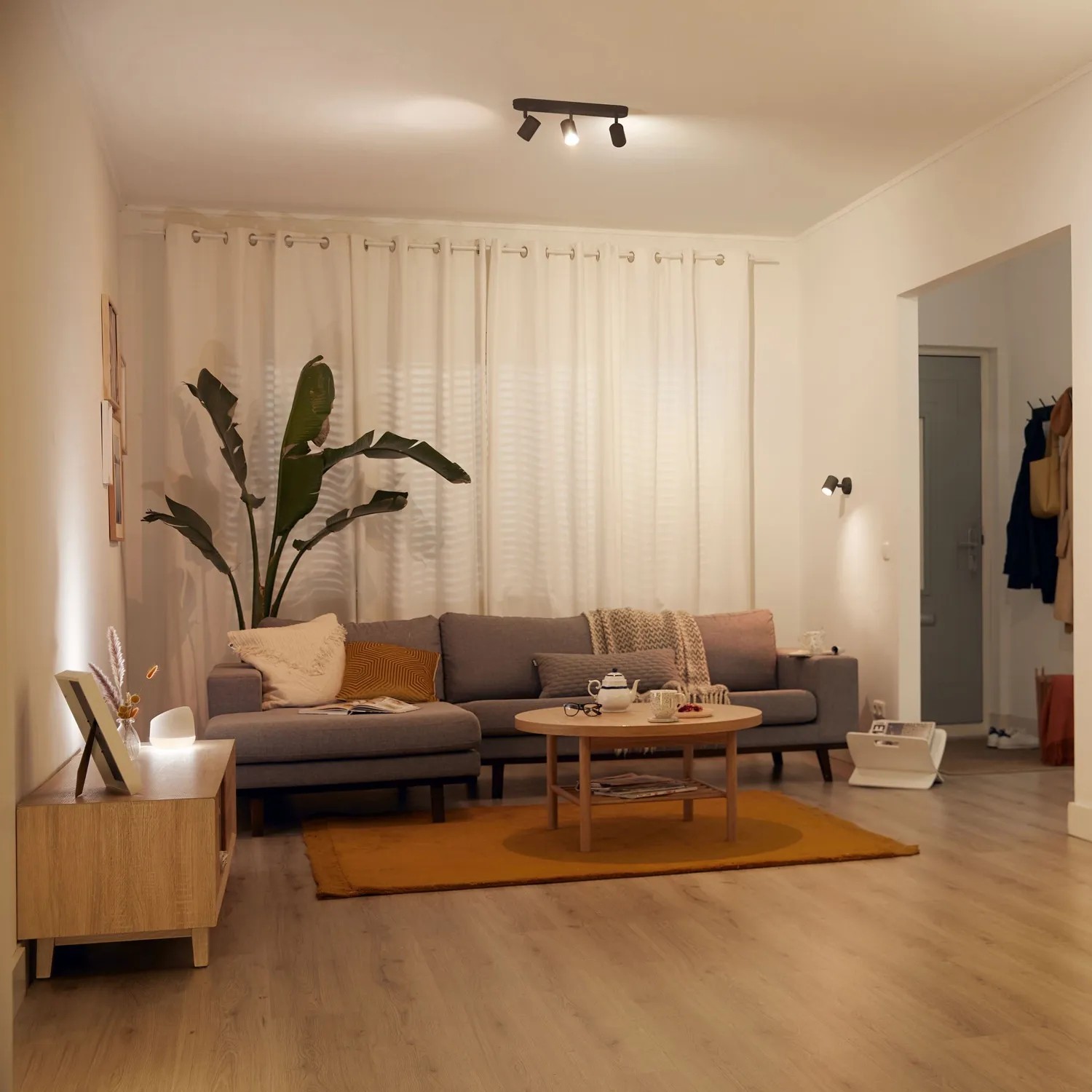 WIZ LED-Deckenleuchte Imageo 3er-Spot, schwarz, in Wohnraum-Szene.