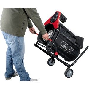 Scheppach Gartenrollsieb RS 350 in Nutzung: Person schiebt das schwarze Rollsieb mit rotem Motor.