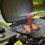 Weber Connect Grillthermometer mit Fleisch auf Grill. Grillutensil für smartes Grillen.